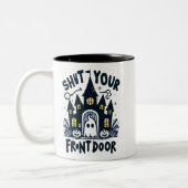 Shut Your Front Door Mug – Funny Ghost & Haunted  Tweekleurige Koffiemok (Links)