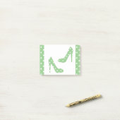 Si la chaussure adapte des notes de post-it (Sur un bureau)