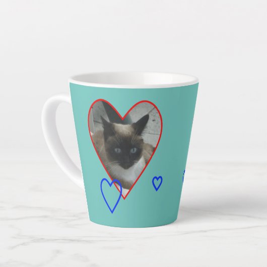 Siamese kat in hartstilte. Licht blauwe latte Mok (Linkerhoek)