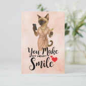 Siamese kat kijkt naar mobieltje bedankkaart (Staand voorkant)