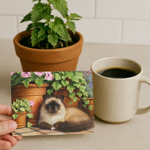 Siamese kat ligt bij bloemen kattenliefhebber