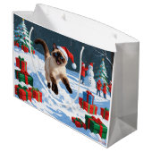Siamese kat loopt in de sneeuw met kerst Pet Groot Cadeauzakje (Achterkant Gekanteld)