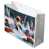 Siamese kat loopt in de sneeuw met kerst Pet Groot Cadeauzakje (Voorkant Gekanteld)