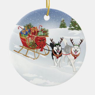 Siberische handige hond die met kerstmouwen slikt. keramisch ornament