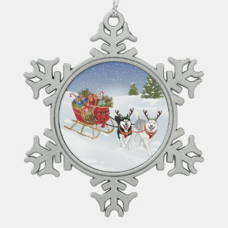 Siberische handige hond die met kerstmouwen slikt. tin sneeuwvlok ornament