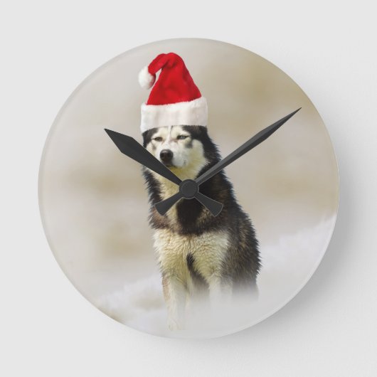 Siberische Husky Hond met Santa Hoed in Sneeuw Ronde Klok (Voorkant)