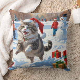 Siberische kat loopt in de sneeuw met kerstmuts kussen