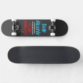 Side Hustle vs. Grind Dansend Neon Blue Text Skateboard (Horizontaal)