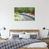Sidewalk-route door tulpen en daffodils; canvas afdruk (Insitu (Slaapkamer))