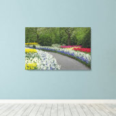 Sidewalk-route door tulpen en daffodils; canvas afdruk (Insitu (Houten vloer))