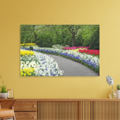 Sidewalk-route door tulpen en daffodils; canvas afdruk (Insitu (Woonkamer))