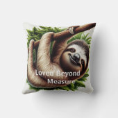 Sierkussen - Schattigee hangende Baby Sloth (Achterkant)