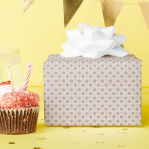 Sierlijk medaillonpatroon in een warm beige palet cadeaupapier