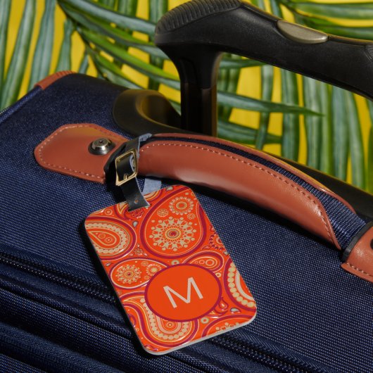 Sierlijk Oranje Paisley Patroon Monogram Bagagelabel (Voorkant Insitu 1)
