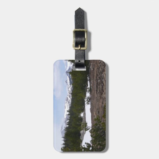 Sierra Nevada bergen en sneeuw op Yosemite Bagagelabel (Voorkant verticaal)