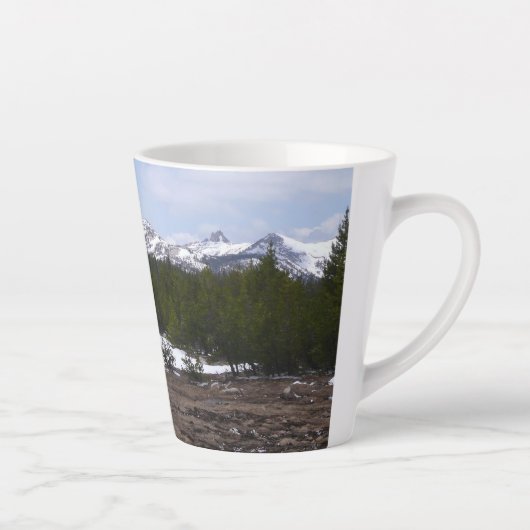 Sierra Nevada bergen en sneeuw op Yosemite Latte Mok (Rechts)