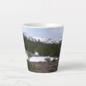 Sierra Nevada bergen en sneeuw op Yosemite Latte Mok (Voorkant)