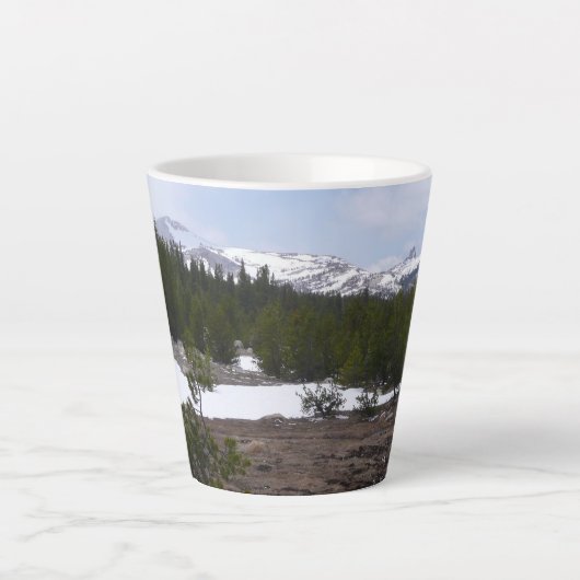 Sierra Nevada bergen en sneeuw op Yosemite Latte Mok (Voorkant)