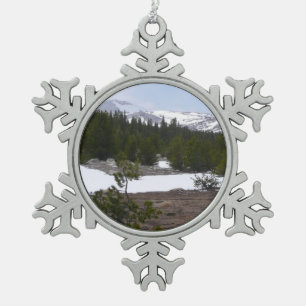 Sierra Nevada bergen en sneeuw op Yosemite Tin Sneeuwvlok Ornament