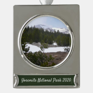 Sierra Nevada bergen en sneeuw op Yosemite Verzilverd Banner Ornament
