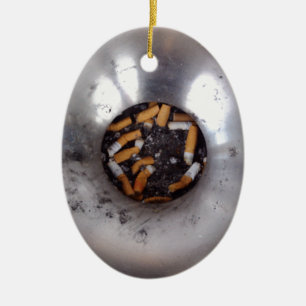 Sigarette Butts in Silver Smokers Ashtray, Funny Keramisch Ornament