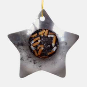 Sigarette Butts in Silver Smokers Ashtray, Funny Keramisch Ornament