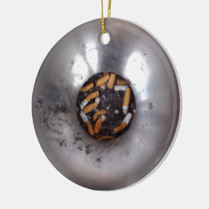 Sigarette Butts in Silver Smokers Ashtray, Funny Keramisch Ornament