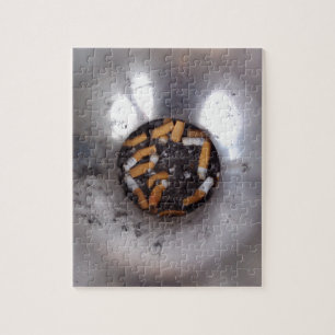 Sigarette Butts in Silver Smokers Ashtray, Funny Legpuzzel