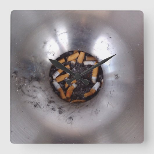 Sigarette Butts in Silver Smokers Ashtray, Funny Vierkante Klok (Voorkant)