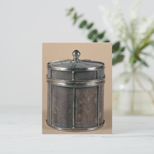 Sigarettendoos met scharnierende zijden, 1928 briefkaart (Staand voorkant)