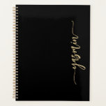 Signature stylisée personnalisée Black Gold<br><div class="desc">Personnalisez ce design moderne élégant avec votre nom en écriture manuscrite de signature couleur or verticale sur un arrière - plan noir. (Pour conserver les swashes au début et à la fin du nom,  ne remplacez que les lettres,  laissant les symboles en place.)</div>