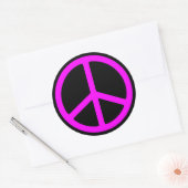 Signe de paix rose sur Sticker rond noir (Enveloppe)