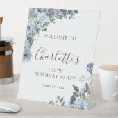 Signe De Table 100e anniversaire Dusty Blue Floral Bienvenue (In SItu)