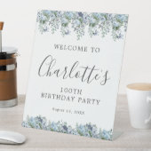 Signe De Table 100e anniversaire Dusty Blue Floral Bienvenue (In SItu)