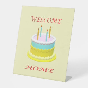 Signe De Table accueil maison jaune pâle avec un gâteau