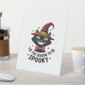 Signe De Table Avec chapeau de sorcière et cravate (In SItu)