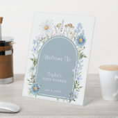 Signe De Table Bébé Fleur sauvage bleu Dusty dans le Baby shower  (In SItu)