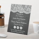 Signe De Table Bienvenue de la collection Mariage Chalkboard & La<br><div class="desc">Célébrez dans le style avec ce panneau d'accueil mariage élégant et très tendance. Le design est facile à personnaliser avec votre propre libellé et votre famille et vos amis seront enchantés quand ils verront cette magnifique signalisation. Les éléments correspondants se trouvent dans la collection.</div>