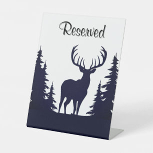 Signe De Table Big Buck Parmi Pine Trees Vector Réservé