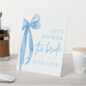Signe De Table Bleu Bow Douche La Mariée Avec Symbole D'Amour (In SItu)