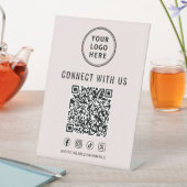 Signe De Table Business Logo QR Code Pink Tabletop (In SItu)