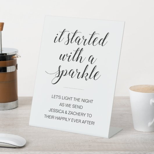 Signe De Table Ça A Commencé Avec Un Mariage Étincelant (In SItu)