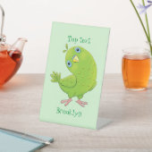 Signe De Table Caricature de perruche verte curieuse (In SItu)