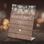 Signe De Table Chaîne Lights Rustic Wood Love Is Sweet Faveur<br><div class="desc">Doté de jolies lampes à cordes sur un arrière - plan rustique en bois,  cet élégant script d'amour est doux signe de faveur est parfait pour toutes les célébrations. Conçu par Thisisnotme©</div>