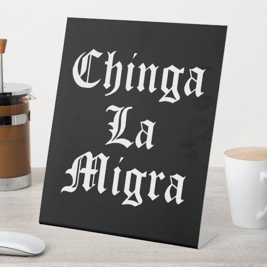 Signe De Table Chinga LA Migra (In SItu)