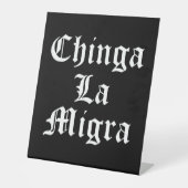 Signe De Table Chinga LA Migra (Recto)