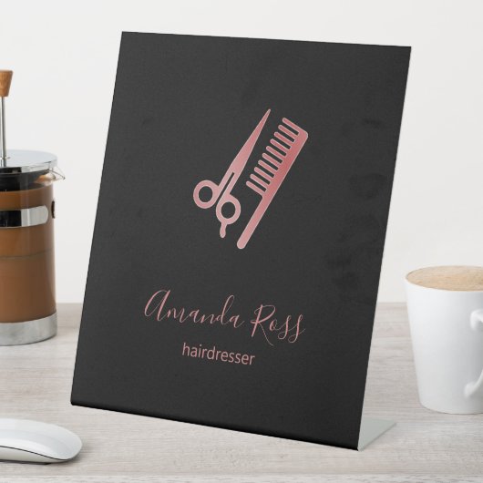 Signe De Table Ciseaux en or rose et peigne noir (In SItu)