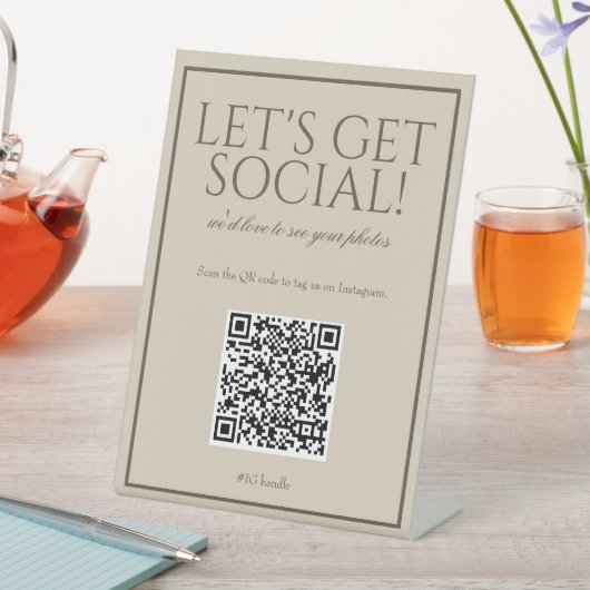 Signe De Table Classique Brown QR Code Social Media Sign (In SItu)
