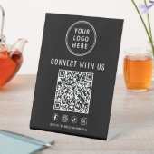 Signe De Table Code QR de logo d'entreprise sur table noir (In SItu)
