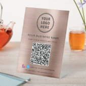 Signe De Table Code QR du logo de l'entreprise sur les réseaux so (In SItu)